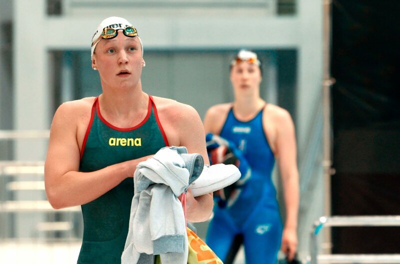 „Ich trainiere dafür, Olympionikin zu werden, seitdem ich angefangen habe zu schwimmen“, sagt Julia Mrozinski (l). – Bild: WDR
