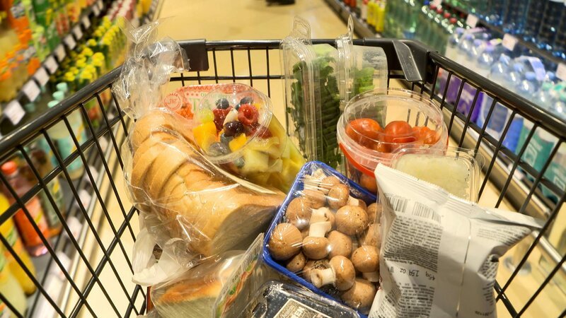 Einkaufswagen mit Lebensmittel in Plastik. – Bild: ORF/D5 Produktion Einkaufswagen mit Lebensmittel in Plastik. – Bild: ORF/D5 Produktion