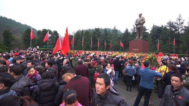 Versammlung vor der Bronzestatue Mao Zedongs, Shaoshan Die Verwendung des sendungsbezogenen Materials ist nur mit dem Hinweis und Verlinkung auf RTL+ gestattet. – Bild: RTL/​ © 2021 – MCN International Pte Ltd.
