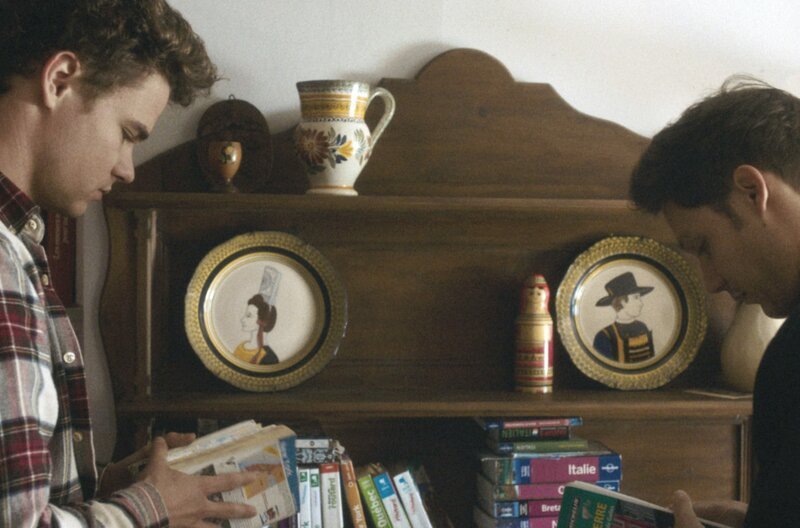 Nachdem der Eigentümer verschwunden ist, räumen seine beiden Söhne (Simon Le Pape und Laurent Le Pape) das Haus auf, um es besser zu verkaufen zu können. – Bild: Domino Films /​ © Domino Films
