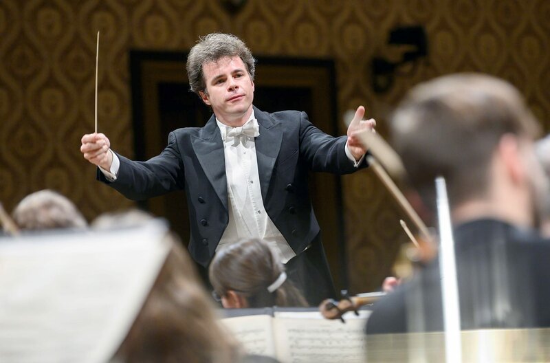 Jakub Hrusa dirigiert das Konzert der Tschechischen Philharmonie im Rudolfinum in Prag. – Bild: Petra Hajska