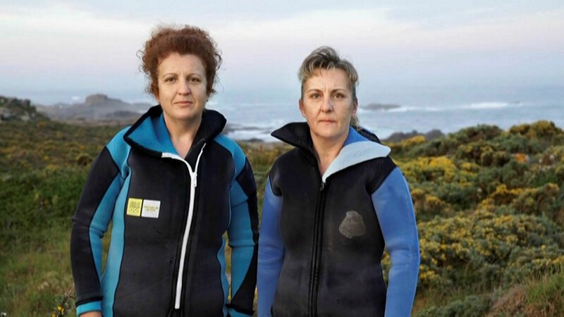 Die Muschelfischerinnen von Galizien Zwei Schwestern sind auf der Suche nach den begehrten Entenmuscheln. SRF/​ECO Media TV Produktion/​Manfred Uhlig – Bild: SRF2