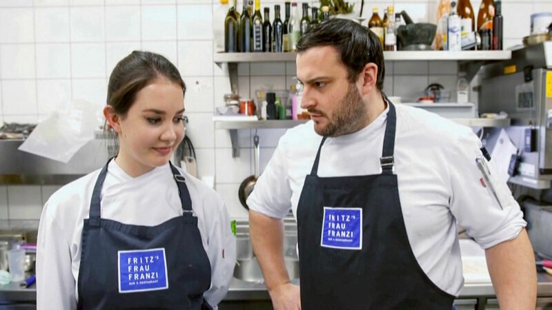 Der Weg zur Sterneköchin Die Auszubildende Tess Ebner steht noch ganz am Anfang ihrer Kochkarriere. SRF/Autentic – Bild: SRF2 Der Weg zur Sterneköchin Die Auszubildende Tess Ebner steht noch ganz am Anfang ihrer Kochkarriere. SRF/Autentic – Bild: SRF2