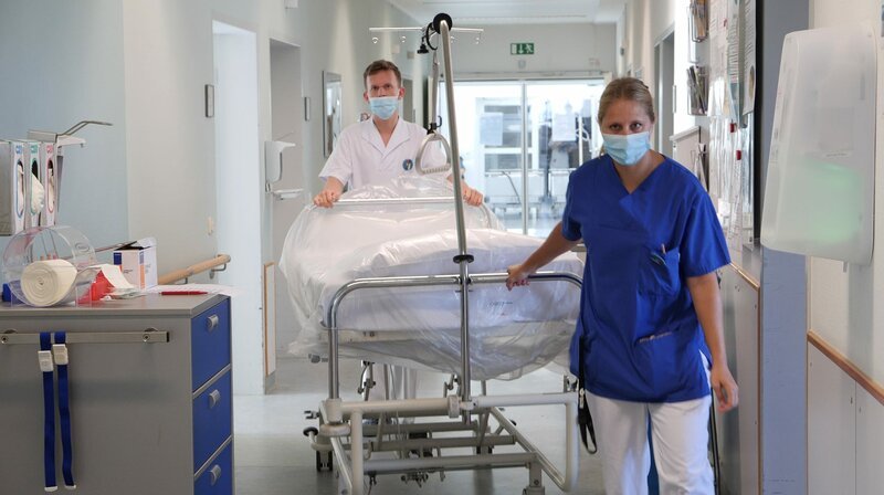 Assistenzärzte im Dauerstress durch Bezahlsystem der Fallpauschalen. – Bild: MDR/SWR Assistenzärzte im Dauerstress durch Bezahlsystem der Fallpauschalen. – Bild: MDR/SWR