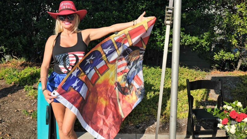 Wie geht es weiter mit QAnon? Nach wie vor verehren viele Anhänger der QAnon-Bewegung den ehemaligen US-Präsidenten Donald Trump. – Bild: ZDF und Josh Reynolds./Josh Reynolds Wie geht es weiter mit QAnon? Nach wie vor verehren viele Anhänger der QAnon-Bewegung den ehemaligen US-Präsidenten Donald Trump. – Bild: ZDF und Josh Reynolds./Josh Reynolds