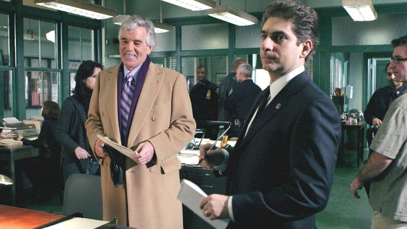 Die Detectives Joe Fontana (Dennis Farina, li.) und Nick Falco (Michael Imperioli) entdecken eine Verbindung zwischen einem ehemaligen Polizeichef und den Morden an einer Pornodarstellerin sowie einer draufgängerischen Journalistin. – Bild: RTL /​ Universal