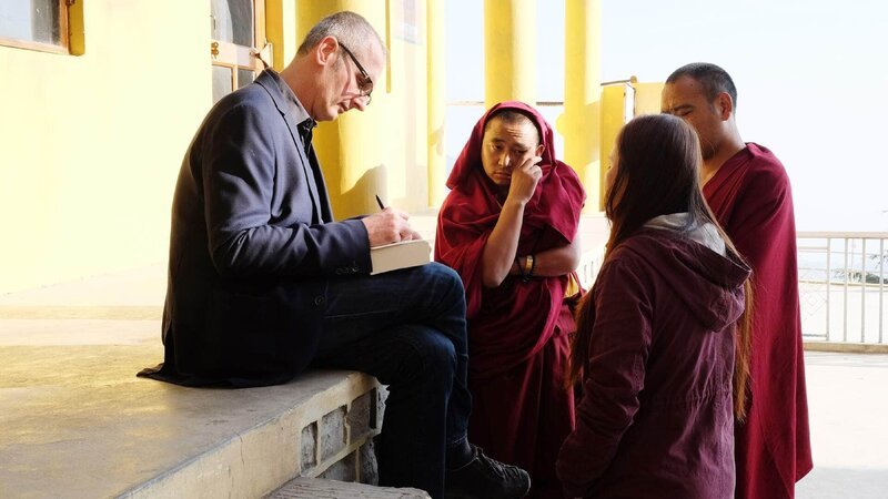 Florian Hanig, zu Besuch beim Dalai Lama im indischen Dharamsala, unterhält sich mit Mönchen. – Bild: Geo Television /​ Dorothea Riecker Die Verwendung des Materials von RTL Deutschland ist nur zur redaktionellen Berichterstattung im Zusammenhang mit der Sendung unter Angabe der Credits/​Quellenangabe u