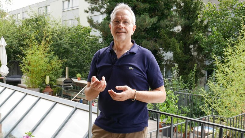 Sexualpädagoge Bruno Wermuth antwortet in der Schweiz auf Leserfragen zum Thema Sexualität und Pornografie – Bild: ZDF und NDR/​Arte/​Almut Faass.