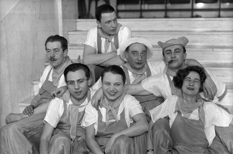 Toyen (Mi.) mit einer Gruppe von Freunden auf dem Maskenball des Kunstvereins Umelecka beseda im Jahr 1932 – Bild: arte Toyen (Mi.) mit einer Gruppe von Freunden auf dem Maskenball des Kunstvereins Umelecka beseda im Jahr 1932 – Bild: arte