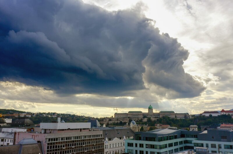 Dunkle Wolken ziehen über Budapest. – Bild: ZDF /​ © Broadview TV