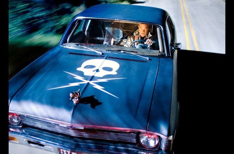 Stuntman Mike (Kurt Russell) ist besessen von der Lust zu töten: Mit seinem Chevrolet Nova zieht er durch Austin und sucht sein nächstes Opfer. – Bild: TFM Distribution