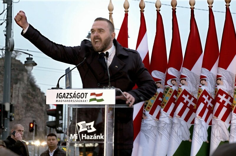 Die rechtsextreme Partei Mi Hazank (Unsere Heimat) feiert den Revisionisten Miklos Horthy mit einem Aufmarsch. Ihre Redner wollen die verlorenen Gebiete auch heute noch zurückholen und vertreten diese Ansicht ganz offen. – Bild: arte