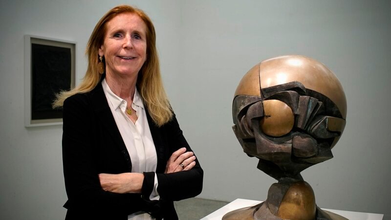 Leiterin des KOENIGmuseums, Alexandra von Arnim, neben einer Kugelkaryatide Fritz Koenigs. Er gilt als einer der bedeutendsten Bildhauer der zweiten Hälfte des 20. Jahrhunderts und erlangt mit seinen Skulpturen Weltruhm. – Bild: Michael Gebert /​ BR /​ BR/​Michael Gebert