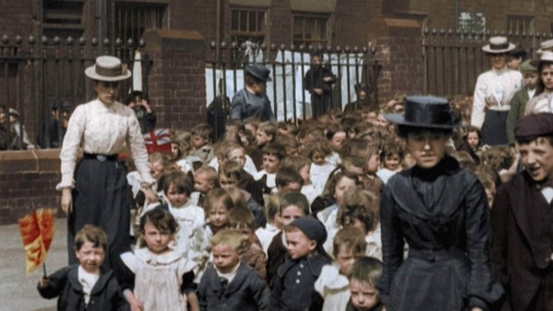 Eine Parade von Kindern und Lehrern aus Yorkshire beim Verlassen der York Road Board School in Leeds. Im viktorianischen Großbritannien kam es zu Gesetzesänderungen in Bezug auf Kinderarbeit und Bildung. Die Verwendung des sendungsbezogenen Materials ist nur mit dem Hinweis und Verlinkung auf RTL+ gestattet. – Bild: RTL /​ © MAKE Waves Ltd