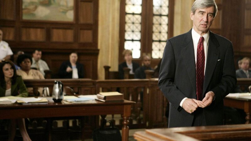 Staatsanwalt Jack McCoy (Sam Waterston) will vor Gericht beweisen, dass sich die Krankenschwester Gloria Rhodes mit den unerlaubten Sterilisationen junger Mädchen schuldig gemacht hat. – Bild: RTL