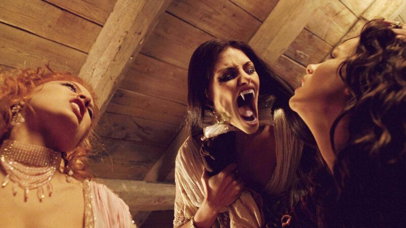 Premiere: „Van Helsing“. Im Bild (v.li.): Elena Anaya (Aleera), Silvia Colloca (Verona), Kate Beckinsale (Anne Valerious). – Bild: RTL Die Verwendung des Materials von RTL Deutschland ist nur zur redaktionellen Berichterstattung im Zusammenhang mit der Sendung unter Angabe der Credits/Quellenangabe und Beachtung der unter https:/ Premiere: „Van Helsing“. Im Bild (v.li.): Elena Anaya (Aleera), Silvia Colloca (Verona), Kate Beckinsale (Anne Valerious). – Bild: RTL Die Verwendung des Materials von RTL Deutschland ist nur zur redaktionellen Berichterstattung im Zusammenhang mit der Sendung unter Angabe der Credits/Quellenangabe und Beachtung der unter https:/