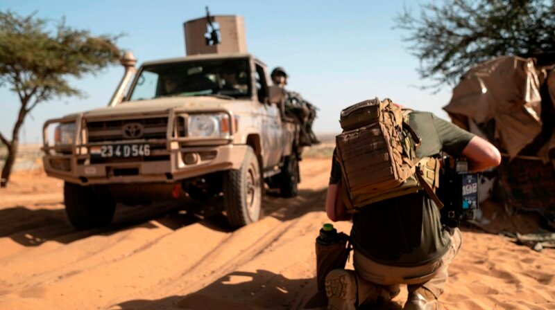 Dreharbeiten beim Armeetraining in Niger – Bild: NDR/​Martin Ross