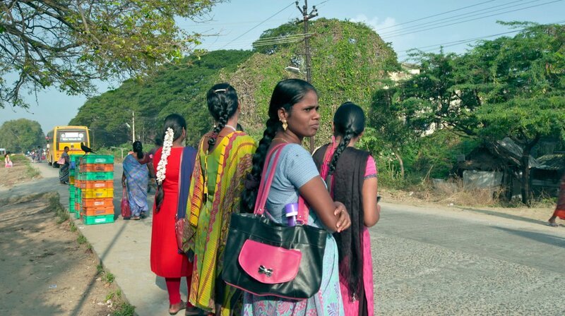 Arbeiterinnen einer indischen Schuhfabrik auf dem Weg zur Arbeit. – Bild: ZDF und SWR.