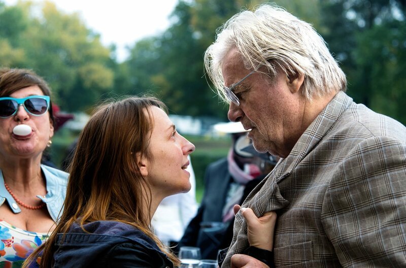 Mimi (Katharina Schüttler) hat ihren Vater Walter (Peter Simonischek) auf der Rennbahn gefunden, was nichts Gutes verheißt. – Bild: ZDF und SWR/​X Verleih AG.