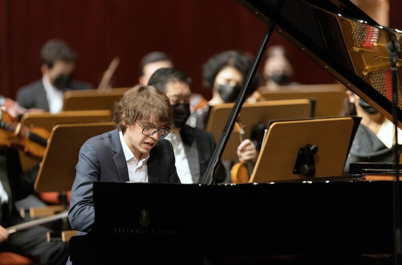 Lucas Debargue setzt auf dem Passion Piano Festival den musikalischen Schlusspunkt mit Maurice Ravels „Gaspard de la nuit“ und dem dritten Satz aus Tschaikowskys Klavierkonzert Nr. 1 b-Moll. Begleitet wird er vom Gulbenkian Orchestra. – Bild: Jorge Carmona