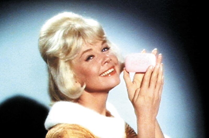 Beverly (Doris Day) wird quasi über Nacht zum Star einer Werbesendung für „Happyc-Seife. – Bild: Super RTL
