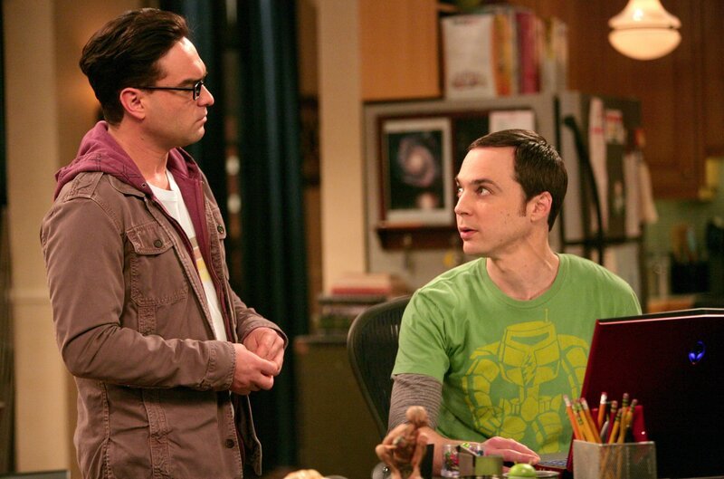 Sheldon (Jim Parsons, r.) hat die Polizei alarmiert, weil er bestohlen wurde. Leonard (Johnny Galecki, l.) ist erleichtert, als er erfährt, dass nicht in die Wohnung eingebrochen, sondern dass Sheldons Account beim Online-Spiel „War of Warcraft“ gehackt und geplündert wurde … – Bild: Warner Bros. Television Lizenzbild frei