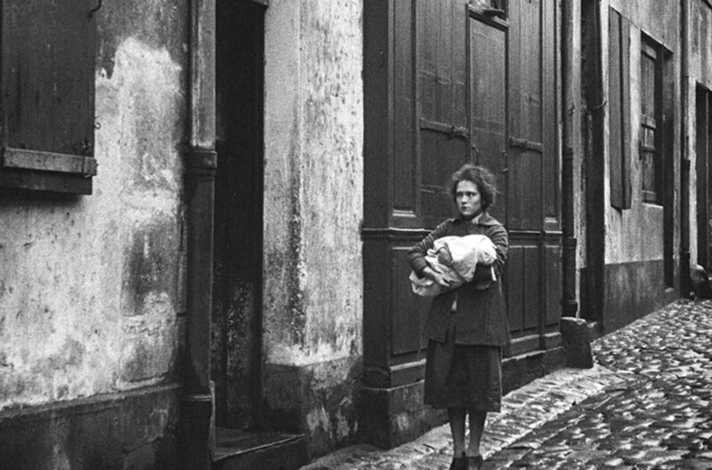 Nachdem ihr Geliebter sie für ihre Schwester verlassen hat, stellt sich heraus, dass die jüngere Schwester (Nadia Sibirskaia) ein Kind von ihm erwartet. Nach der Geburt steht sie nun komplett alleine da. – Bild: arte Nachdem ihr Geliebter sie für ihre Schwester verlassen hat, stellt sich heraus, dass die jüngere Schwester (Nadia Sibirskaia) ein Kind von ihm erwartet. Nach der Geburt steht sie nun komplett alleine da. – Bild: arte
