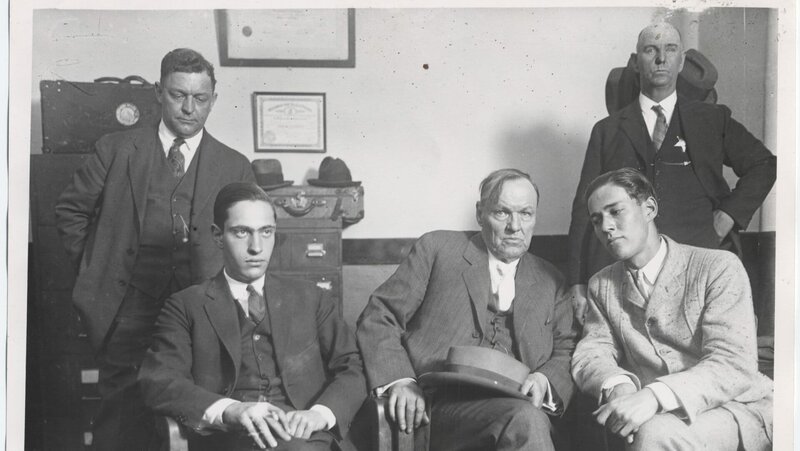 Anwalt Clarence Darrow (M.) trifft sich mit seinen Klienten Nathan Leopold und Richard Loeb. – Bild: ZDF und Charles Deering McCormick Library of Special Collections