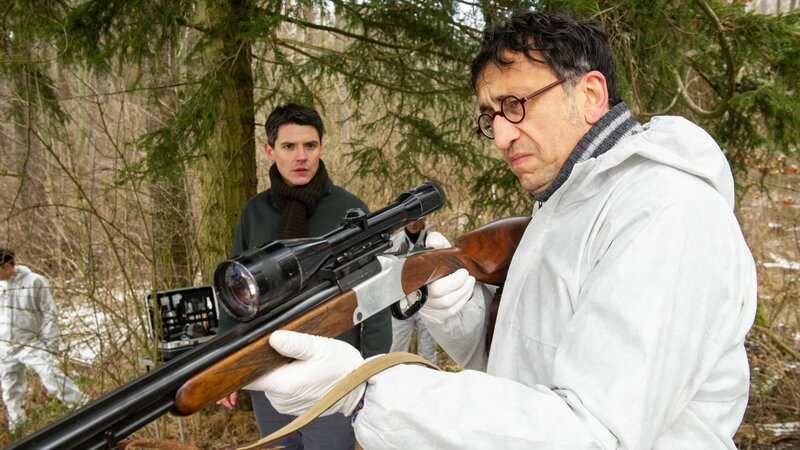 Rico Sander (Benjamin Strecker, l.) informiert sich bei Jan Arnaud (Mike Zaka Sommerfeldt, r.) über das Jagdgewehr, das neben dem Opfer gefunden wurde. – Bild: ZDF und Markus-Fenchel./​Markus-Fenchel