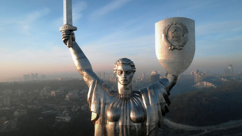 Die sogenannte Mutter-Heimat-Statue in der ukrainischen Hauptstadt Kiew 2020. – Bild: ORF/​Frédéric Tonolli