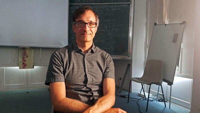 Mark Wieczorek stammt aus New York. Der Mondforscher arbeitet am Observatoire de la Côte d’Azur in Nizza.  Die Verwendung des sendungsbezogenen Materials ist nur mit dem Hinweis und Verlinkung auf TVNOW gestattet. Die Verwendung des sendungsbezogenen Materials ist nur mit dem Hinweis und Verlinkung auf TVNOW gestattet.; Mark Wieczorek stammt aus New York. Der Mondforscher arbeitet am Observatoire de la Côte d’Azur in Nizza.  Die Verwendung des sendungsbezogenen Materials ist nur mit dem Hinweis und Verlinkung auf TVNOW gestattet. Die Verwendung des sendungsbezogenen Materials ist nur mit dem Hinweis und Verlinkung auf TVNOW gestattet. – Bild: RTL /​ © Terra Mater_Manfred Christ Die Verwendung des Materials von RTL Deutschland ist nur zur redaktionellen Berichterstattung im Zusammenhang mit der Sendung unter Angabe der Credits/​Quellenangabe 