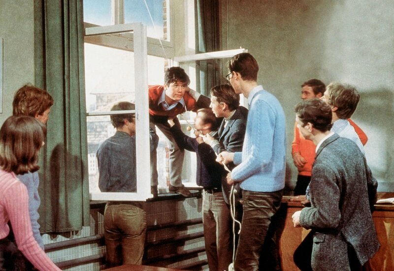 Pepe Nietnagel (Hansi Kraus, auf der Fensterbank) und seine Klassenkameraden spielen ihrem Lateinlehrer einen Streich. – Bild: MDR/ARD/Degeto Pepe Nietnagel (Hansi Kraus, auf der Fensterbank) und seine Klassenkameraden spielen ihrem Lateinlehrer einen Streich. – Bild: MDR/ARD/Degeto