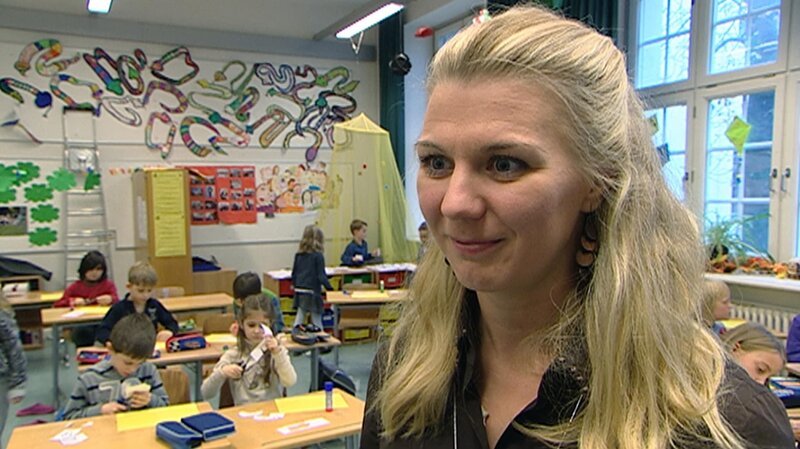 Grundschullehrerin Karin Zink bringt Münchner Kindern bayrisch bei. – Bild: BR
