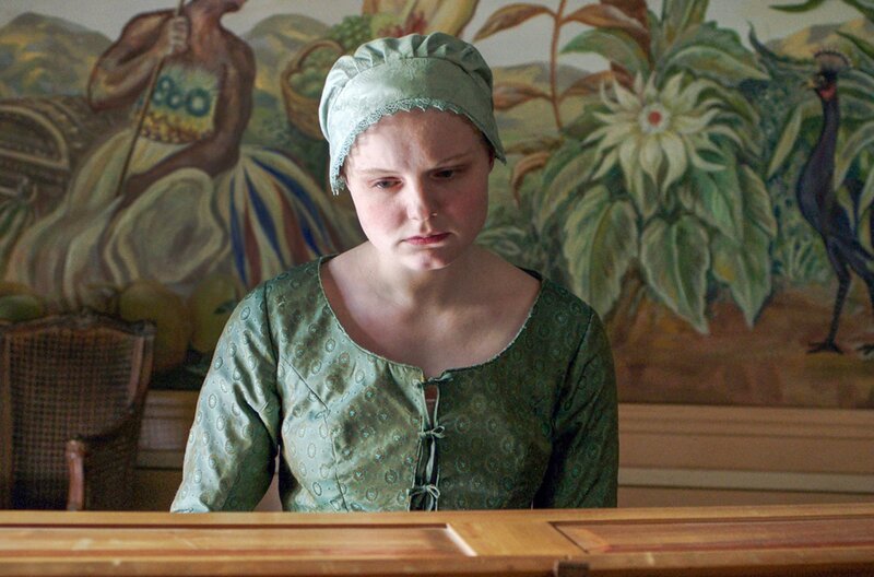 Die als Kind erblindete Maria Theresia „Resi“ (Maria Dragus) ist trotz ihrer Behinderung eine bekannte Klaviervirtuosin geworden. – Bild: Christine A. Maier/​NGF LOOKS
