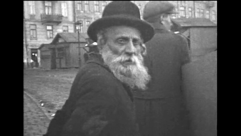 In vielen Teilen Osteuropas gab es einen wachsenden Hass und Misstrauen gegenüber der jüdischen Gemeinde, da allgemein angenommen wurde, dass sie für die russische Revolution und den Kommunismus im Allgemeinen verantwortlich waren. – Bild: ORF/​ZDF/​USHMM
