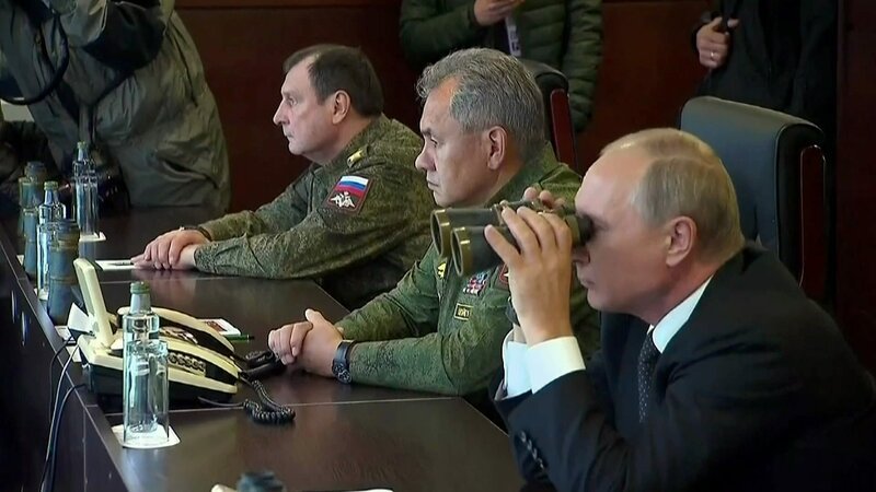 Putin beobachtet ein Manöver der Streitkräfte. – Bild: ORF/​ZDF