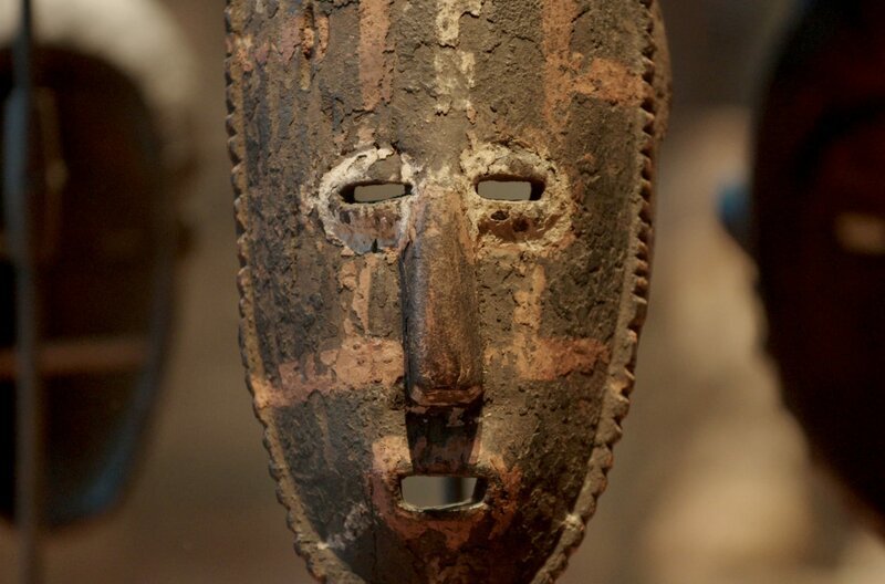 Heute besitzen die westlichen Museen der Welt Hunderttausende von Objekten und Werken, die das subsaharische Afrika zumeist während der Kolonisation verließen. – Bild: Cinétévé