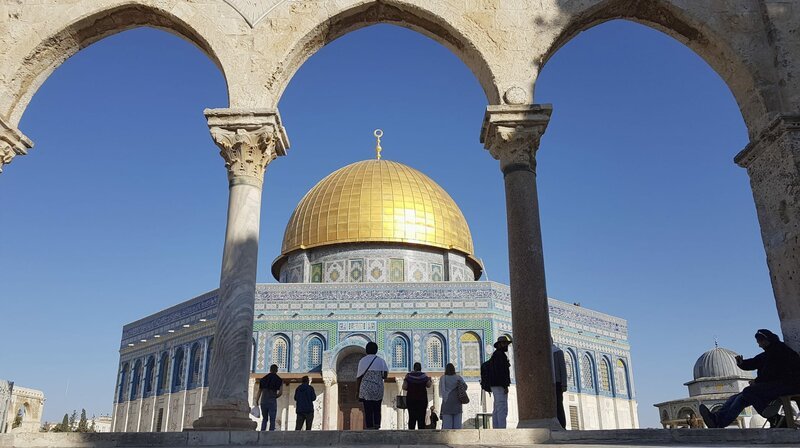 Auf dem Tempelberg, arab.: Al-Haram Asch-Scharif, mit Blick auf den Felsendom. – Bild: BR/​HR/​Simone Jung