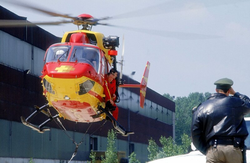 Ein Seil wird am Medicopter befestigt. – Bild: ORF 2