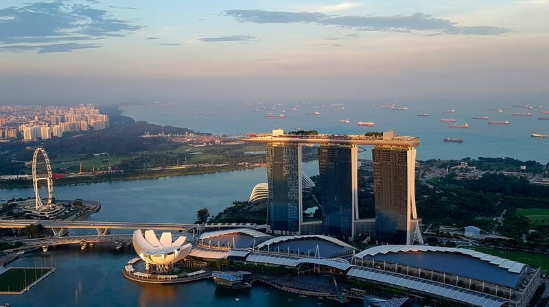 Hotel Marina Bay Sands und Mündung des Singapore River in die Straße von Singapur – Bild: ZDF und SR/​Ute Werner.