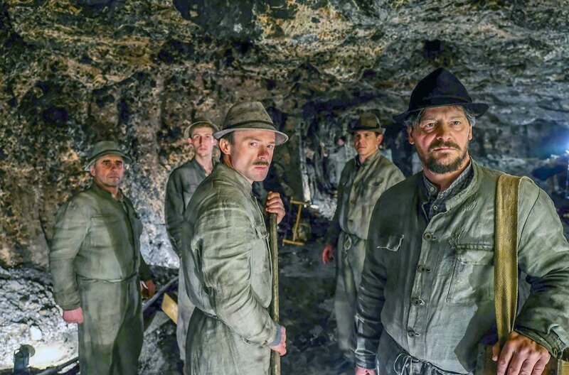 Die Bergarbeiter Sepp Rottenbacher (Fritz Karl, vo. re.) und Johann Dörfler (Gerhard Liebmann, vo. li.) mit ihren Kumpels im Bergwerk – Bild: ZDF/Bernd Schuller / © ZDF/Bernd Schuller Die Bergarbeiter Sepp Rottenbacher (Fritz Karl, vo. re.) und Johann Dörfler (Gerhard Liebmann, vo. li.) mit ihren Kumpels im Bergwerk – Bild: ZDF/Bernd Schuller / © ZDF/Bernd Schuller