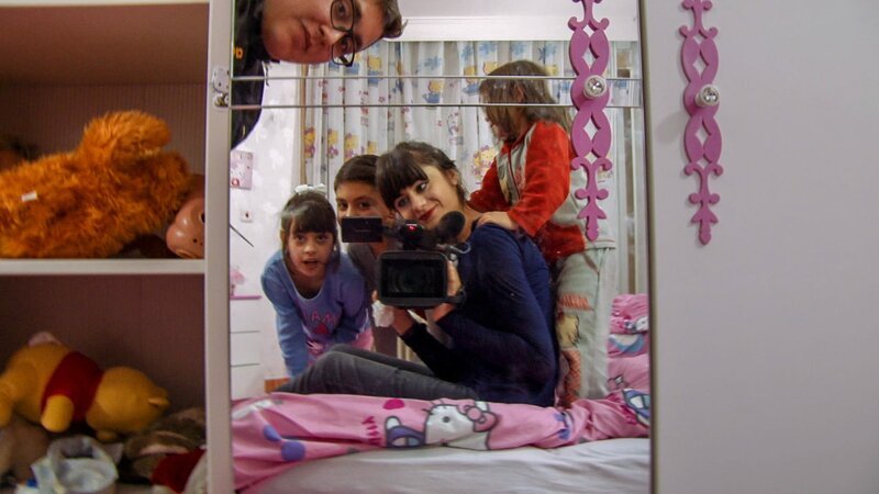 „Paradies! Paradies! – Mein Vater, die Kurden und ich“, Die Familie von Regisseurin Kurdwin Ayub floh 1991 vom Irak nach Österreich. 25 Jahre später begleitet sie ihren Vater auf seiner Reise in die frühere Heimat. Kurdwin fühlt sich dort als Fremde, zugleich lernt sie ihren Vater während der Reise auf eine völlig neue Art kennen. Ein intimes und ernüchterndes Generationenporträt über Ver- und Entwurzelung, das ein individuelles Familienschicksal und Massenphänomen zugleich darstellt.  SENDUNG: 3sat – MO – 12.11.2018⁠–⁠23:30 UHR. – Veroeffentlichung fuer Pressezwecke honorarfrei ausschliesslich im Zusammenhang mit oben genannter Sendung oder Veranstaltung des ORF bei Urhebernennung. – Bild: ORF/​Mischief Films/​Takacs