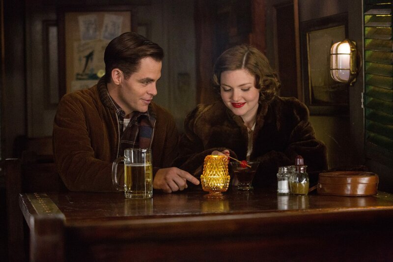 Chris Pine (Bernie Webber), Holliday Grainger (Miriam Webber). – Bild: Disney Enterprises, Inc. All Rights Reserved. / Claire Folger Lizenzbild frei Chris Pine (Bernie Webber), Holliday Grainger (Miriam Webber). – Bild: Disney Enterprises, Inc. All Rights Reserved. / Claire Folger Lizenzbild frei