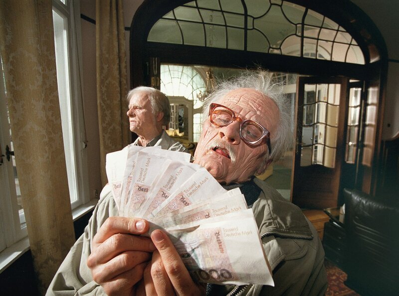 MDR Fernsehen TATORT, „Einsatz in Leipzig“, am Mittwoch (17.04.13) um 22:05 Uhr. Nach dem Banküberfall flüchten die mit alten Männermasken getarnten Räuber in ihre Villa und zählen die erbeuteten Geldscheine. – Bild: MDR