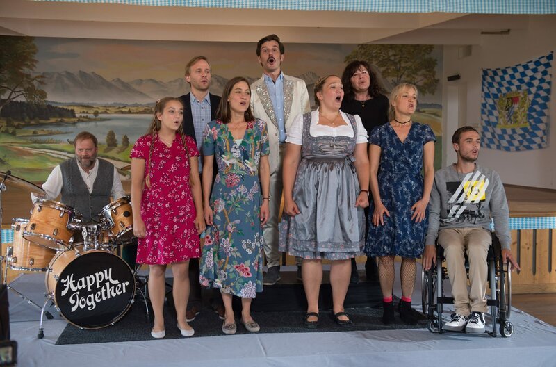 ARD Degeto BINGO IM KOPF, am Freitag (25.10.19) um 20:15 Uhr im ERSTEN. Mirkos Chor singt beim Wettbewerb (v. l. n. r.): Rainer (David Baalcke), Nele (Aleen Jana Kötter), Georg (Matthias Lier), Elena (Marie Leuenberger), Goran (René Geisler), Elke (Barbara Bauer), Mirkos Mutter (Gundi Ellert), Rosa (Eva Herzig) und Felix (Tom Gronau). © ARD Degeto/Thorsten Jander, honorarfrei – Verwendung gemäß der AGB im engen inhaltlichen, redaktionellen Zusammenhang mit genannter Degeto-Sendung und bei Nennung „Bild: ARD Degeto/Thorsten Jander“ (S2+). ARD Degeto/Programmplanung und Presse, Tel: 069/1509–335, degeto-presse@degeto.de – Bild: ARD Degeto/Thorsten Jander / ARD Degeto/Programmplanung und P ARD Degeto BINGO IM KOPF, am Freitag (25.10.19) um 20:15 Uhr im ERSTEN. Mirkos Chor singt beim Wettbewerb (v. l. n. r.): Rainer (David Baalcke), Nele (Aleen Jana Kötter), Georg (Matthias Lier), Elena (Marie Leuenberger), Goran (René Geisler), Elke (Barbara Bauer), Mirkos Mutter (Gundi Ellert), Rosa (Eva Herzig) und Felix (Tom Gronau). © ARD Degeto/Thorsten Jander, honorarfrei – Verwendung gemäß der AGB im engen inhaltlichen, redaktionellen Zusammenhang mit genannter Degeto-Sendung und bei Nennung „Bild: ARD Degeto/Thorsten Jander“ (S2+). ARD Degeto/Programmplanung und Presse, Tel: 069/1509–335, degeto-presse@degeto.de – Bild: ARD Degeto/Thorsten Jander / ARD Degeto/Programmplanung und P