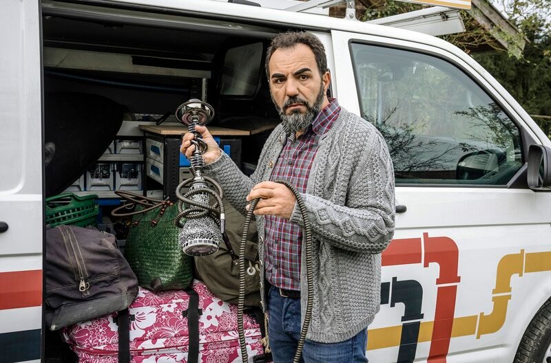 Toni Freitag (Adnan Maral) hat seine türkische Herkunft nachhaltig verdrängt. – Bild: ARD Degeto/Hendrik Heiden Toni Freitag (Adnan Maral) hat seine türkische Herkunft nachhaltig verdrängt. – Bild: ARD Degeto/Hendrik Heiden