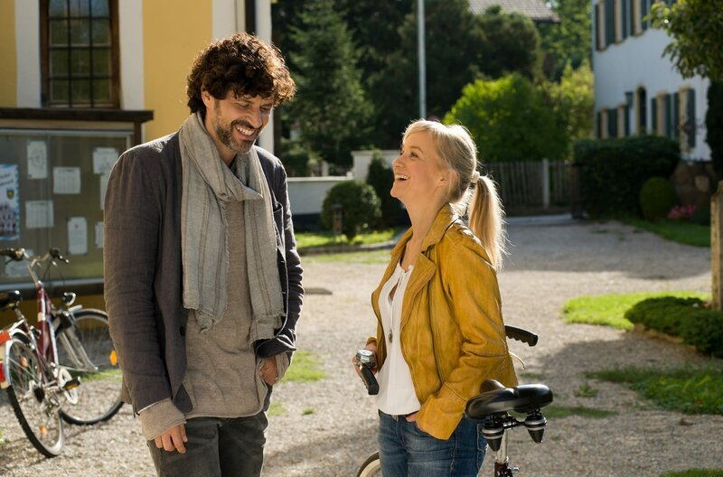 ARD Degeto BINGO IM KOPF, am Freitag (25.10.19) um 20:15 Uhr im ERSTEN. Mirko (Pasquale Aleardi) trifft seine Jugendliebe Rosa (Eva Herzig) wieder. © ARD Degeto/Thorsten Jander, honorarfrei – Verwendung gemäß der AGB im engen inhaltlichen, redaktionellen Zusammenhang mit genannter Degeto-Sendung und bei Nennung „Bild: ARD Degeto/Thorsten Jander“ (S2+). ARD Degeto/Programmplanung und Presse, Tel: 069/1509–335, degeto-presse@degeto.de – Bild: ARD Degeto/Thorsten Jander / ARD Degeto/Programmplanung und P ARD Degeto BINGO IM KOPF, am Freitag (25.10.19) um 20:15 Uhr im ERSTEN. Mirko (Pasquale Aleardi) trifft seine Jugendliebe Rosa (Eva Herzig) wieder. © ARD Degeto/Thorsten Jander, honorarfrei – Verwendung gemäß der AGB im engen inhaltlichen, redaktionellen Zusammenhang mit genannter Degeto-Sendung und bei Nennung „Bild: ARD Degeto/Thorsten Jander“ (S2+). ARD Degeto/Programmplanung und Presse, Tel: 069/1509–335, degeto-presse@degeto.de – Bild: ARD Degeto/Thorsten Jander / ARD Degeto/Programmplanung und P