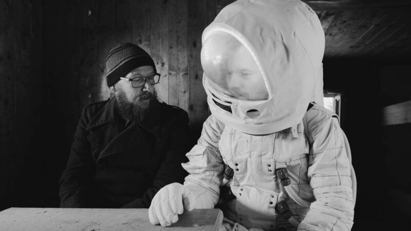 Von links: Sebastian Horn und Gerd Baumann als Astronaut. – Bild: BR, Südkino Filmproduktion GmbH /​ BR/​Südkino Filmproduktion GmbH