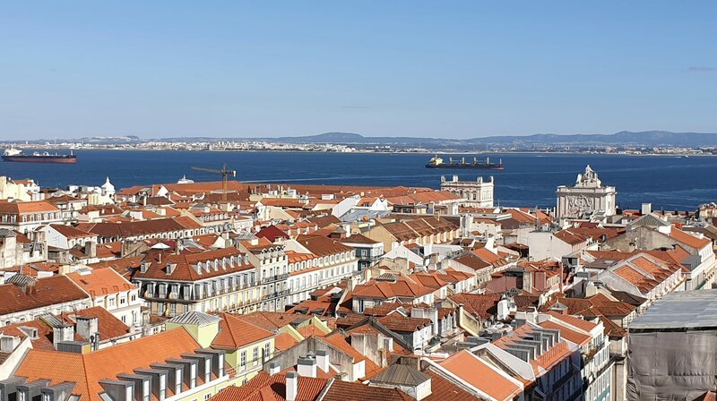 Blick über die Altstadt von Lissabon. – Bild: ZDF und HR/​Katja Devaux.