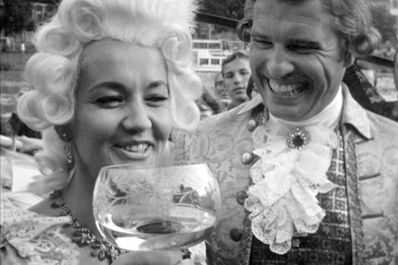 SWR Fernsehen GESCHICHTE IM SÜDWESTEN, „Heidelberg – eine Zeitreise durch die 50er und 60er Jahre“, am Sonntag (20.07.14) um 20:15 Uhr. Liselotte Pulver kommt zur Filmpremiere von „Der junge General“ mit Ehemann Helmut Schmid. – Bild: SWR SWR Fernsehen GESCHICHTE IM SÜDWESTEN, „Heidelberg – eine Zeitreise durch die 50er und 60er Jahre“, am Sonntag (20.07.14) um 20:15 Uhr. Liselotte Pulver kommt zur Filmpremiere von „Der junge General“ mit Ehemann Helmut Schmid. – Bild: SWR